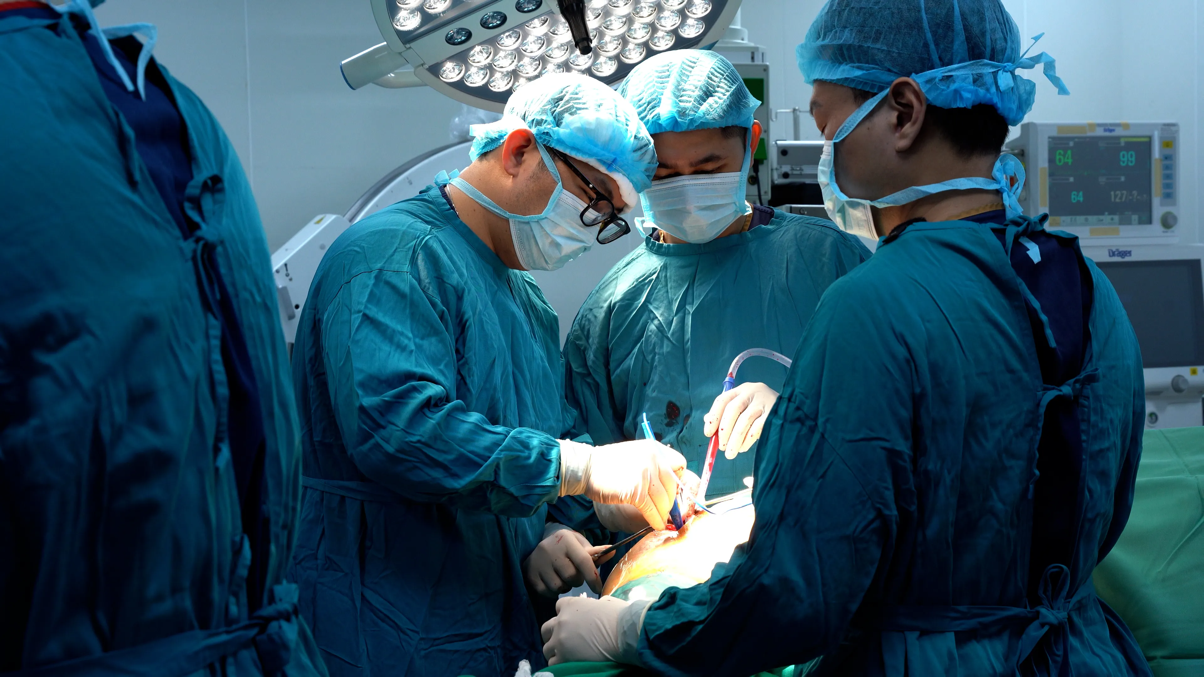 Phẫu thuật Thay khớp háng không cắt cơ