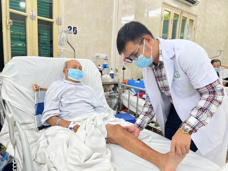 [Sức khoẻ & Đời sống] 20 phút phẫu thuật kết hợp xương ít xâm lấn cho cụ ông 100 tuổi