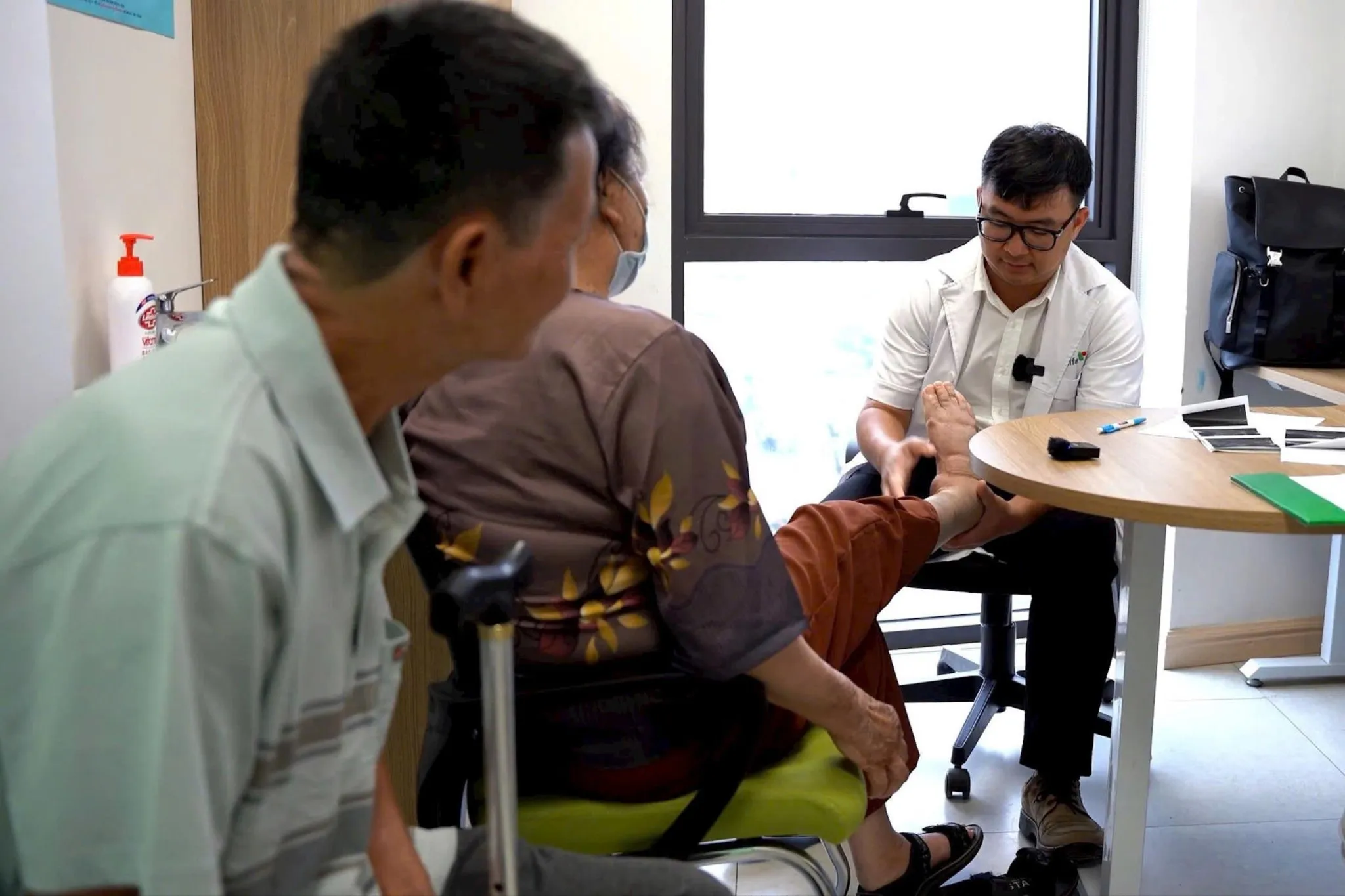 [Hà Nội mới] Báo động tình trạng tự làm "bác sĩ"