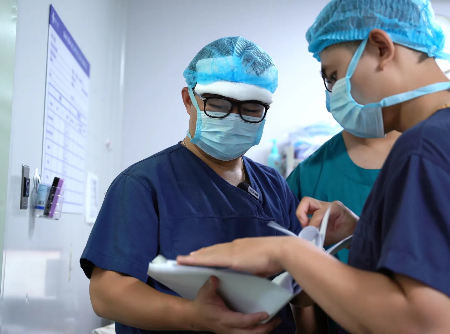 Gãy liên mấu chuyển và sự hồi phục ngoài mong đợi của bệnh nhân nam 76 tuổi