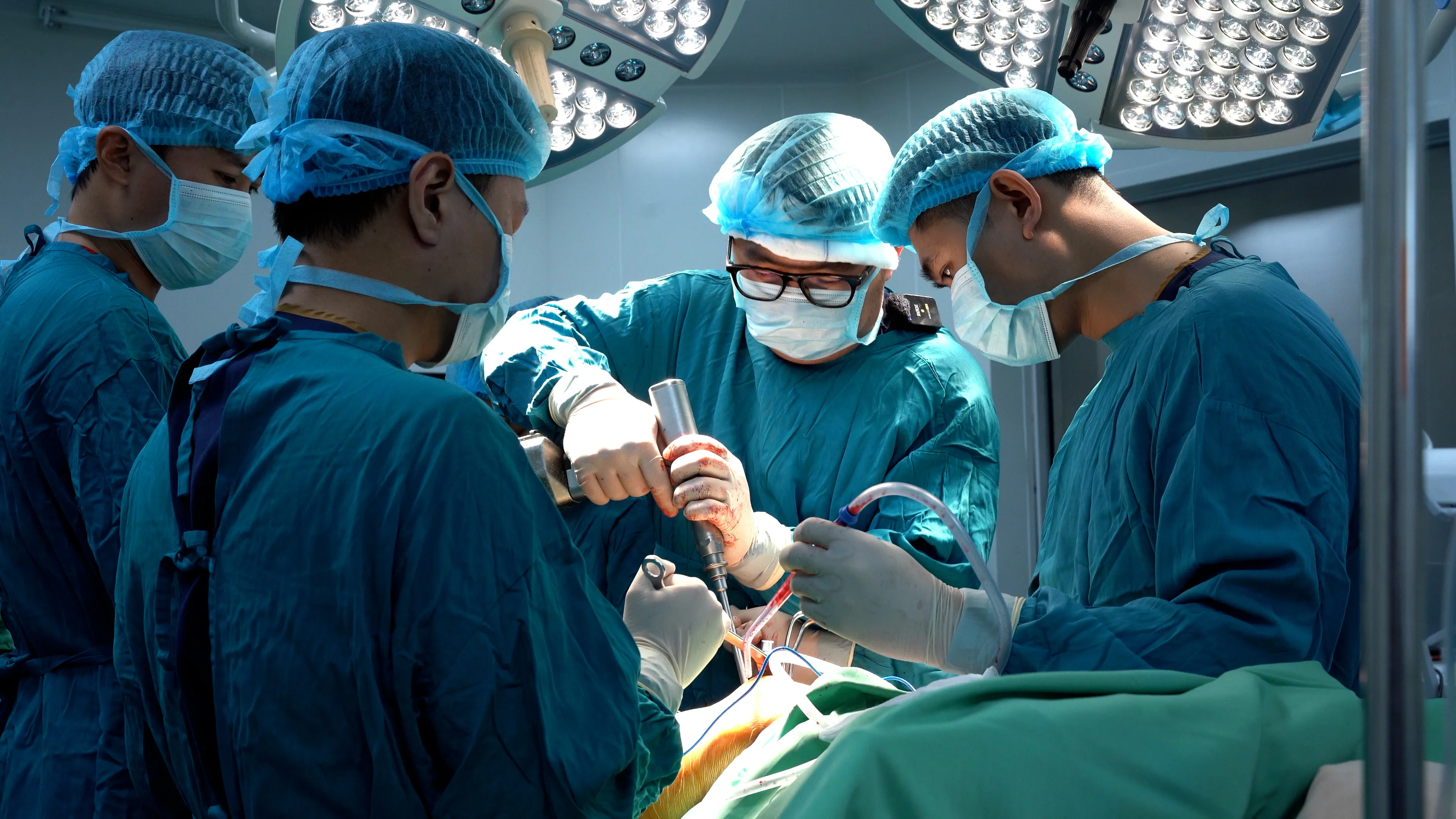 PHẪU THUẬT GÃY XƯƠNG ĐÙI PHỨC TẠP